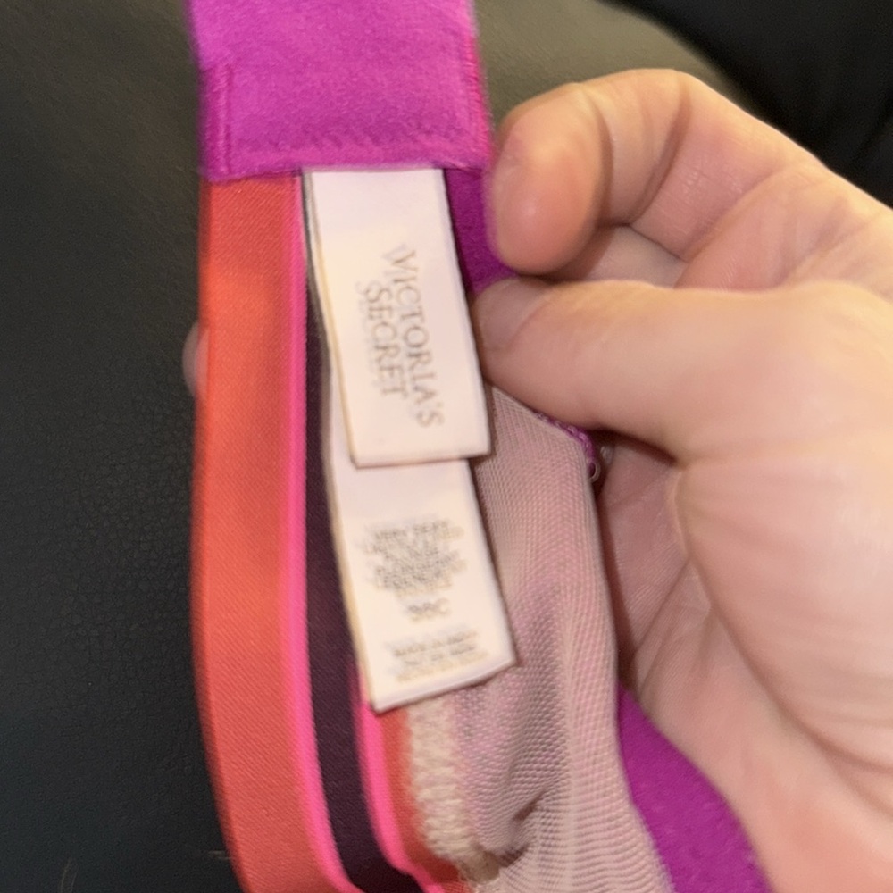 New Victoria Secert bra 36c never worn just took the tag off can’t return it . - Picture 5 of 6